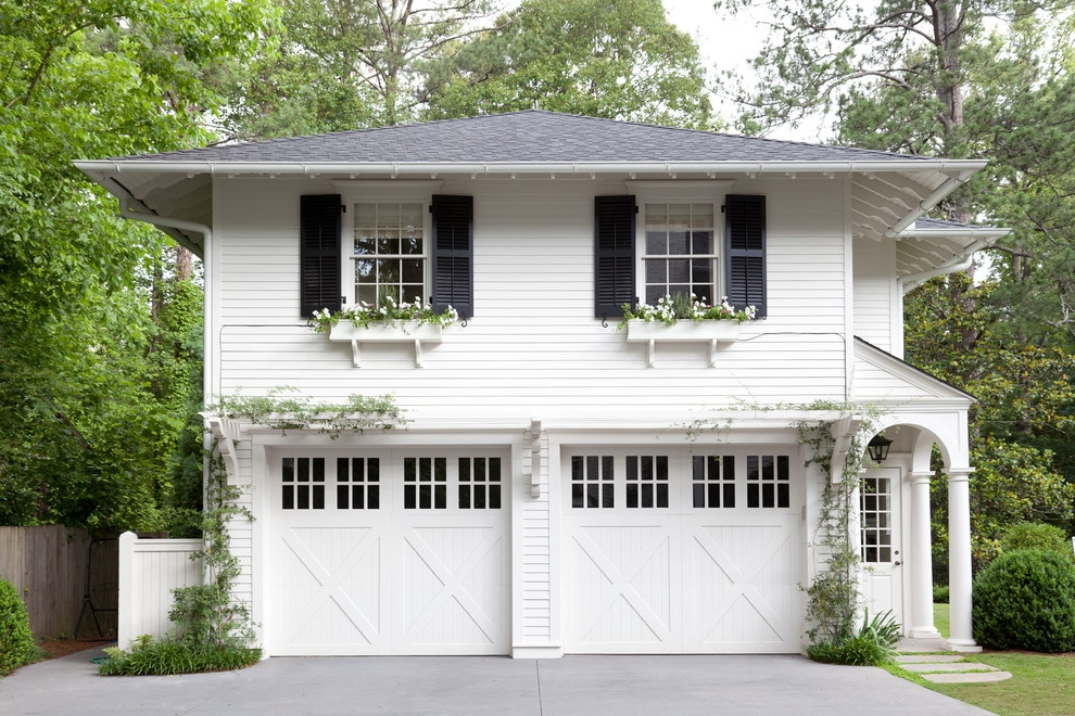 White homes just feel like summer, don't they? All it says to us is summer, summer, summer, and, of course, undeniable curb appeal. TS Adams Architect - Emily Followill Photography