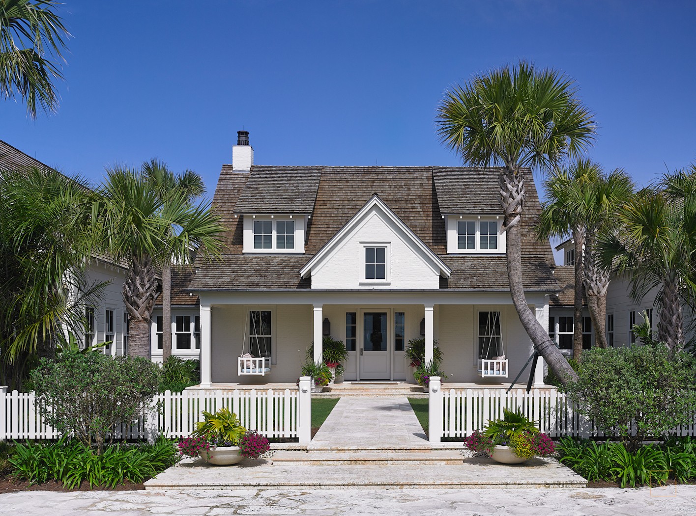 This Ponte Vedra white coastal home by the talented Collins Interiors is elegant, fresh and fun--everything a beach house should be! Nathan Schroder Photography