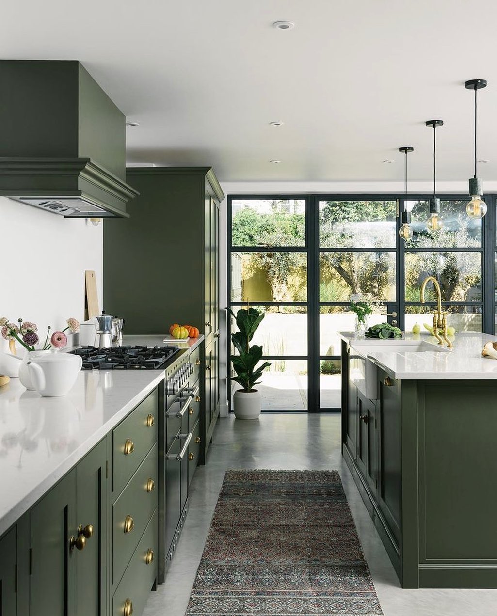 Gorgeous in green @devolkitchens!

#kitchen #kitchendesign #kitchenremodel #Kitchen remodeling #housebeautiful #designchic #kitchendecor #kitchenorganization