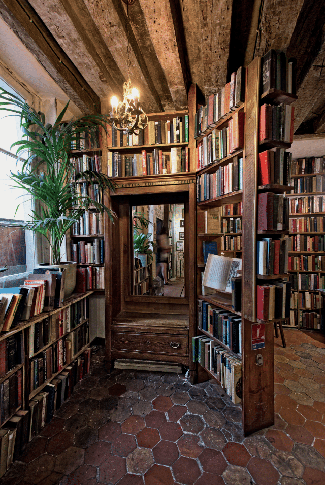 tour a Bookstore Shakespeare and Co bookstore
