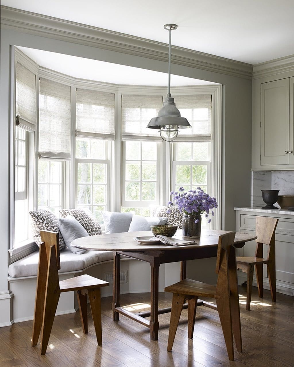Isn’t this the most inviting breakfast room designed by @markcunninghaminc?! Visit Design Chic, link in profile, to see more favorite spaces from this talented designer!

#designer #design #designinspiration #breakfastroom #diningroom #diningtable #ovaldiningtable #banquette #windowseat #designchic #housebeautiful #traditionalhome