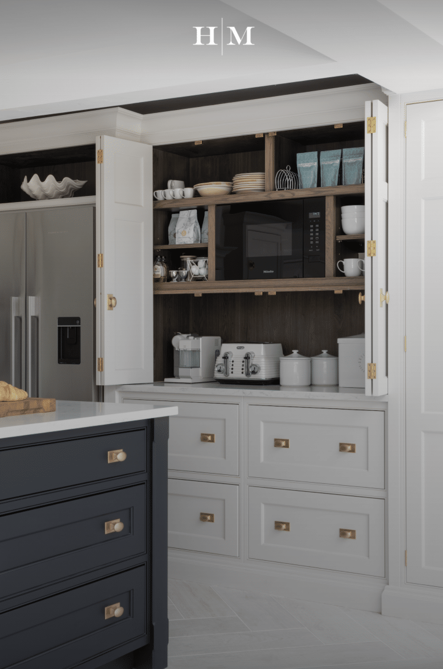 Stylish Kitchen Organization Ideas for the New Year with the talented Bespoke kitchen designers Humphrey Munson. Beautiful storage for all of you kitchen decor. Paul Craig Photography