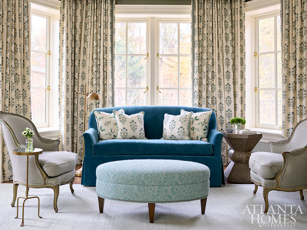 Refined yet laid-back, elegant yet welcoming, this Atlanta home in Atlanta Homes & Lifestyles designed by Cathy Rhodes Interior Design and beautifully photographed by David Christensen creates beautiful spaces that feel like home.