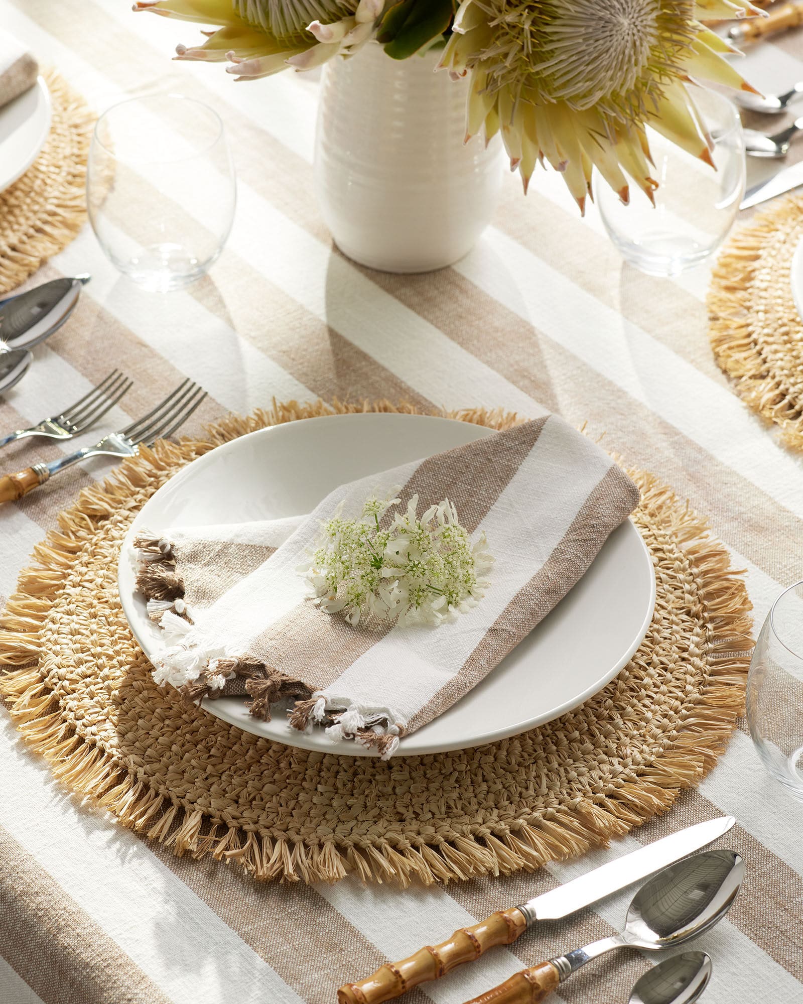 Kokkari Placemat Serena & Lily -Handwoven raffia - dining - tablesetting - tabletop - stripe napkin