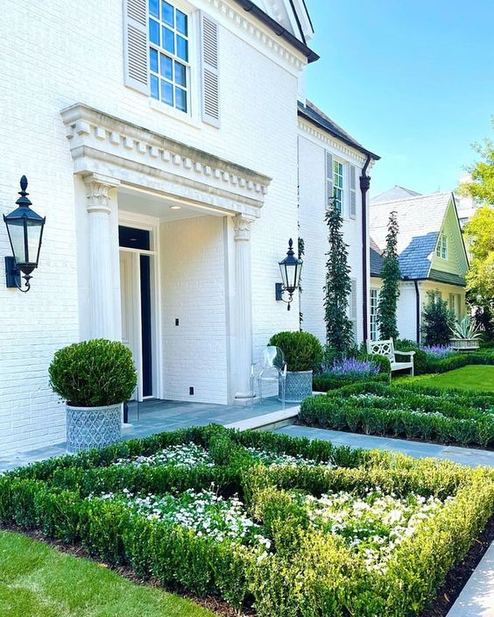 Gorgeous greens on Design Chic, link in bio. 

Beautiful capture by @thepottedboxwood 

#curbappeal #whitehouse #whitebrick #parterre #garden #boxwoods #houseandgarden #housebeautiful #designchic
