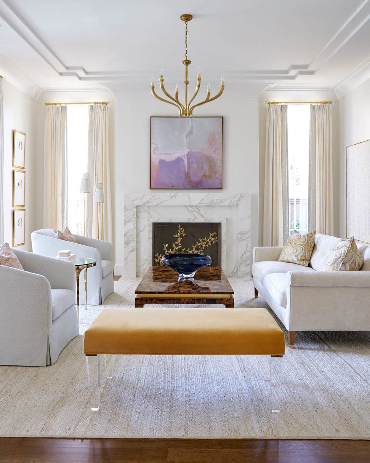 Tour a character-filled  home in Texas designed by the talented @jenkinsinteriors on Design Chic today, link in bio. 

Photography: @nathanschroderphoto 

#livingroom #livingroomdecor #livingroomdecor #chandelier #orange #orangebench #housebeautiful #designchic