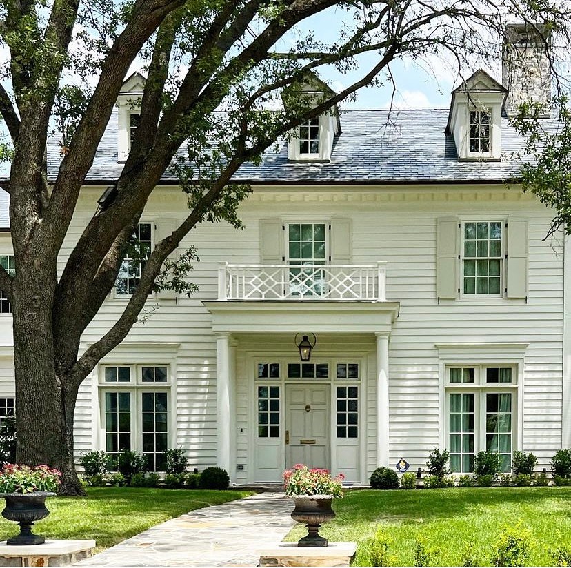 Love a classic white house! Beautiful image from @thepottedboxwood.

#whitehouse #whiteexterior #whiteclapboardhouse #clapboardhouse #whiteclapboard #whitewood #woodenhouse #curbappeal #Houseandgarden #housebeautiful #designchic