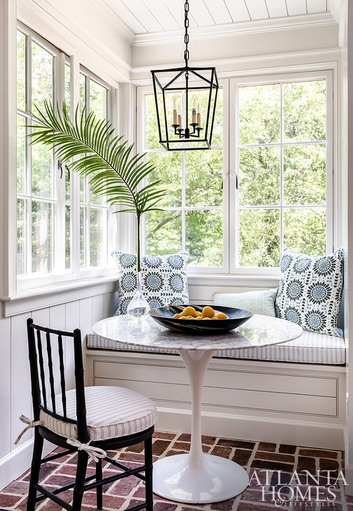 Source: Atlanta Homes & Lifestyles | Design:  Emily Wyatt, Wyatt Designs | Architect:  MabryArch Architecture  | Builder: Revival Construction | Landscape Architect: Jonathan Bussell Landscape Architect | Photography: Jeff Herr | Stylist: Eleanor Roper dining room - dining room design - blue and white - banquette - round table - round marble table