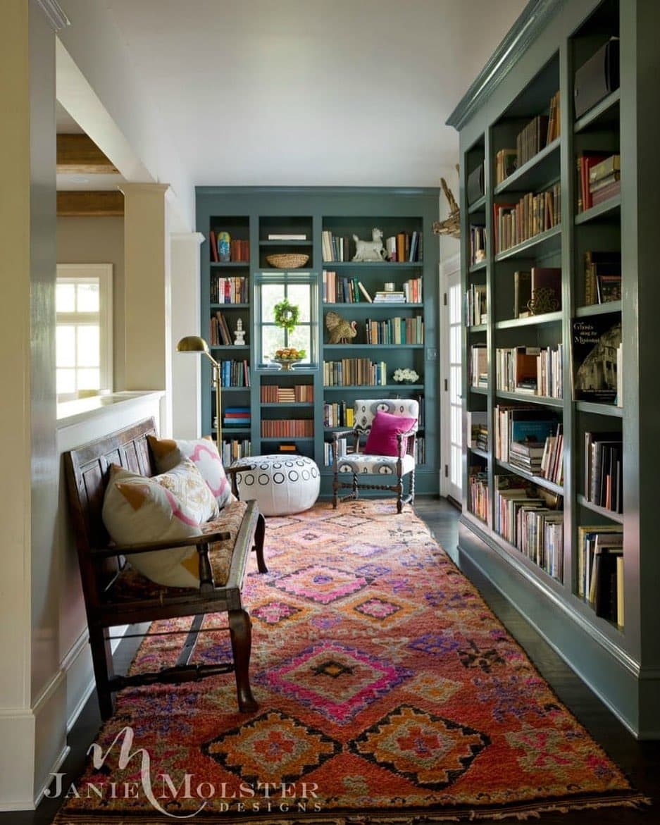 Bountiful bookcases and more on Design Chic today, link in bio.  Beautiful library designed by @janiemolsterdesigns.

#books #bookcases #bookcasestyling #homelibrary #OrientalRug #housebeautiful #designchic