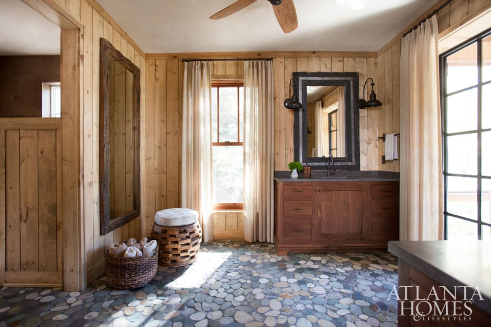 Architect Greg Busch and Interior Designer Meridy King collaborated to create a classic cabin in North Georgia that feels as though it has been around for years. Source: Atlanta Homes & Lifestyles, Photography: Erica George Dines