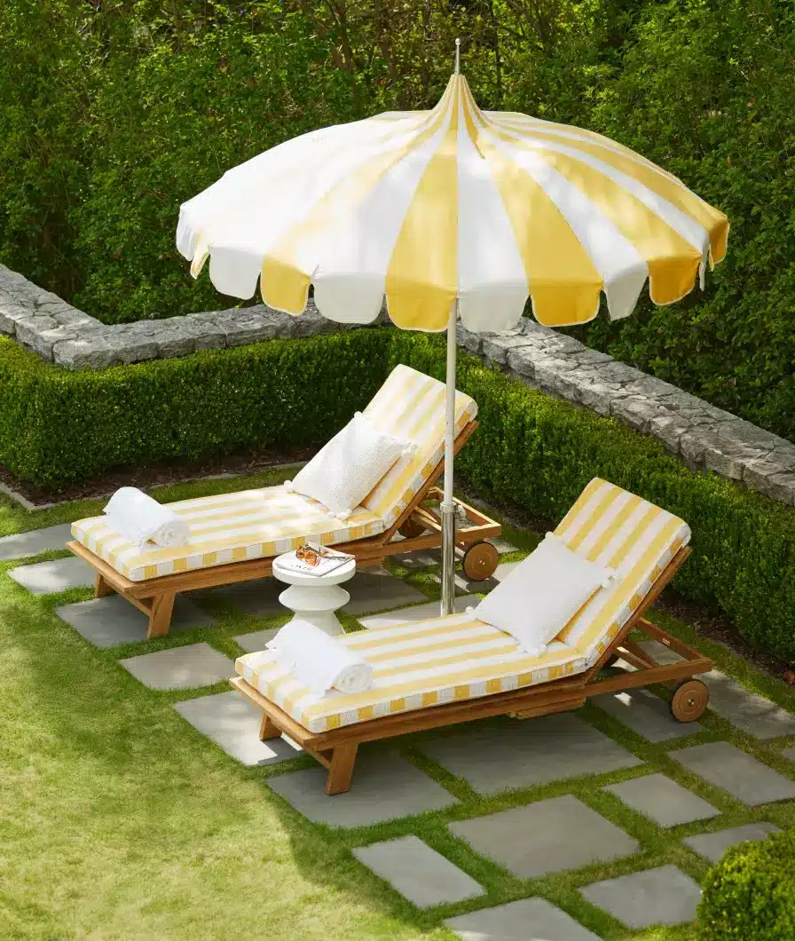 Outdoor living room Serena & lily - chaise and umbrella