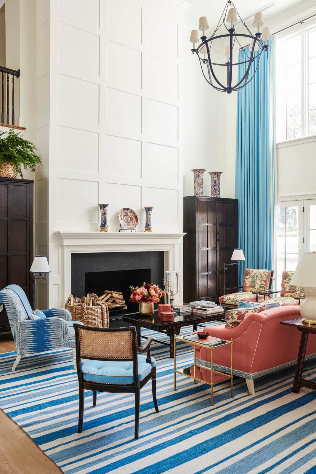 Designer:  Mark D Sikes @markdsikes & @markdsikes_interiors Photographer: Amy Neunsinger @amyneunsinger Stylist: Carolyn Englefield @carolynenglefield |This Kansas City home stands as a testament to the power of design to bring beauty and joy to our lives.