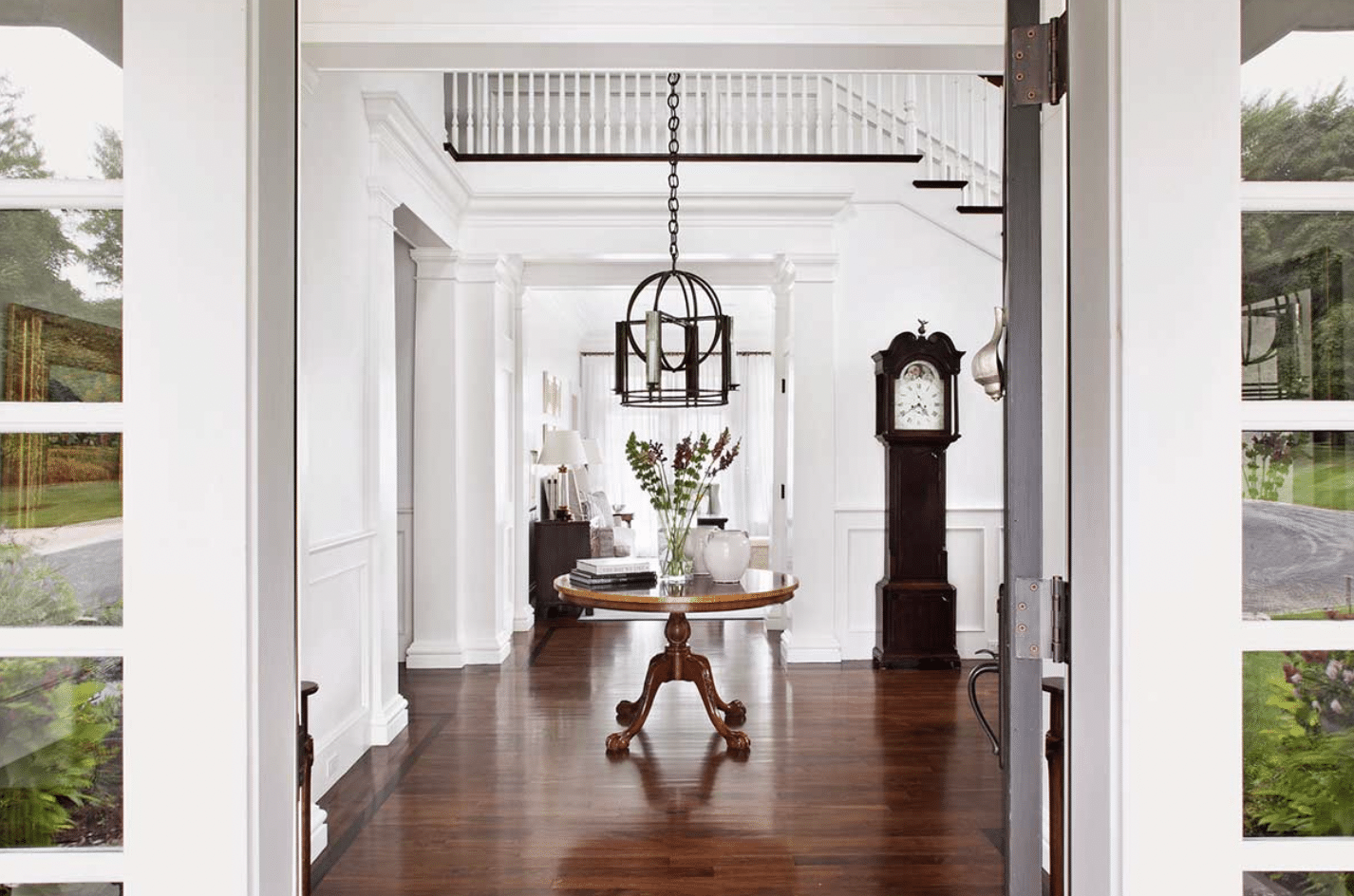 Creating an inviting foyer is like setting the stage for a warm welcome, where every detail contributes to the overall ambiance. Olivia O'Bryan, the designer behind these amazing spaces, beautifully captured by Jessica Glynn Photography has curated a color palette that immediately captures your attention.
