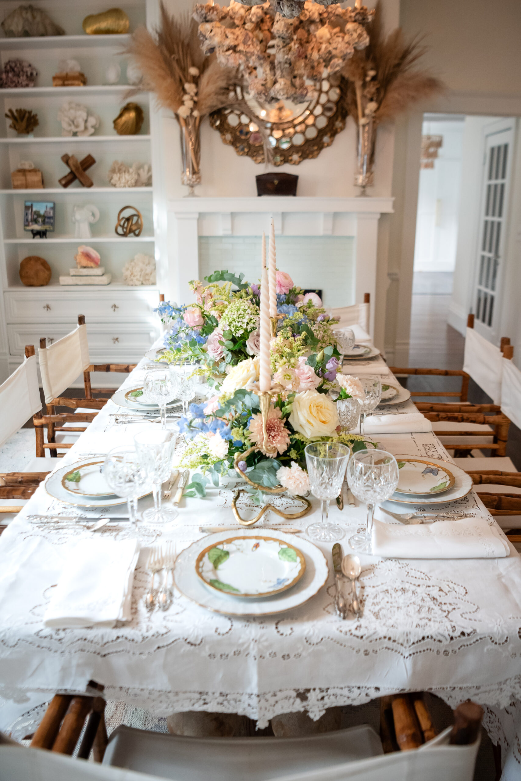 Susan Yates Photography The holiday season will be here before we know it! As we prepare to gather with loved ones, it’s the perfect time to transform our dining rooms into magical holiday spaces that reflect the warmth and joy of the season.