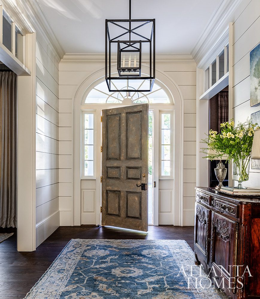 Gorgeous style, classic touches and plenty of Southern charm reign supreme today in this Sherwood Forest home designed by the dream team of Architect Norman Askins, Designer Susan Bozeman, and Landscape Architect Jonathan Bussell.If you could use a break from the hustle and bustle of daily life, come rest with us in this relaxing Atlanta house tour!