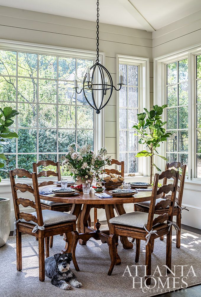 Gorgeous style, classic touches and plenty of Southern charm reign supreme today in this Sherwood Forest home designed by the dream team of Architect Norman Askins, Designer Susan Bozeman, and Landscape Architect Jonathan Bussell.If you could use a break from the hustle and bustle of daily life, come rest with us in this relaxing Atlanta house tour!