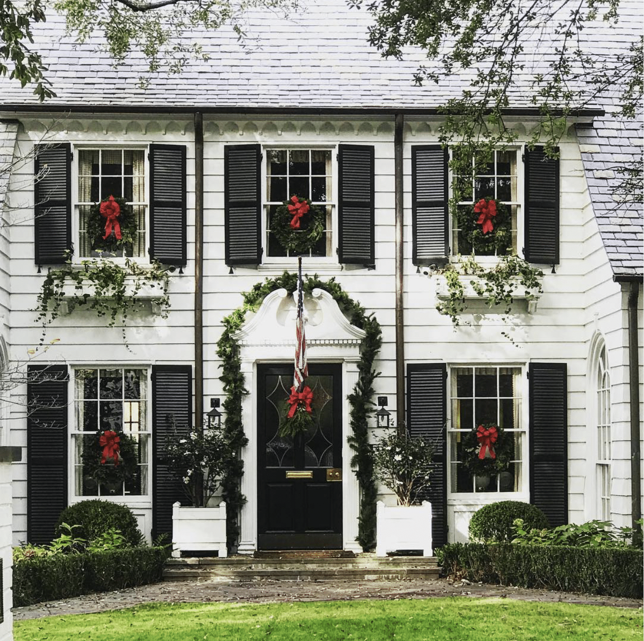 9 Jaw-Dropping Homes Dressed in Holiday Style