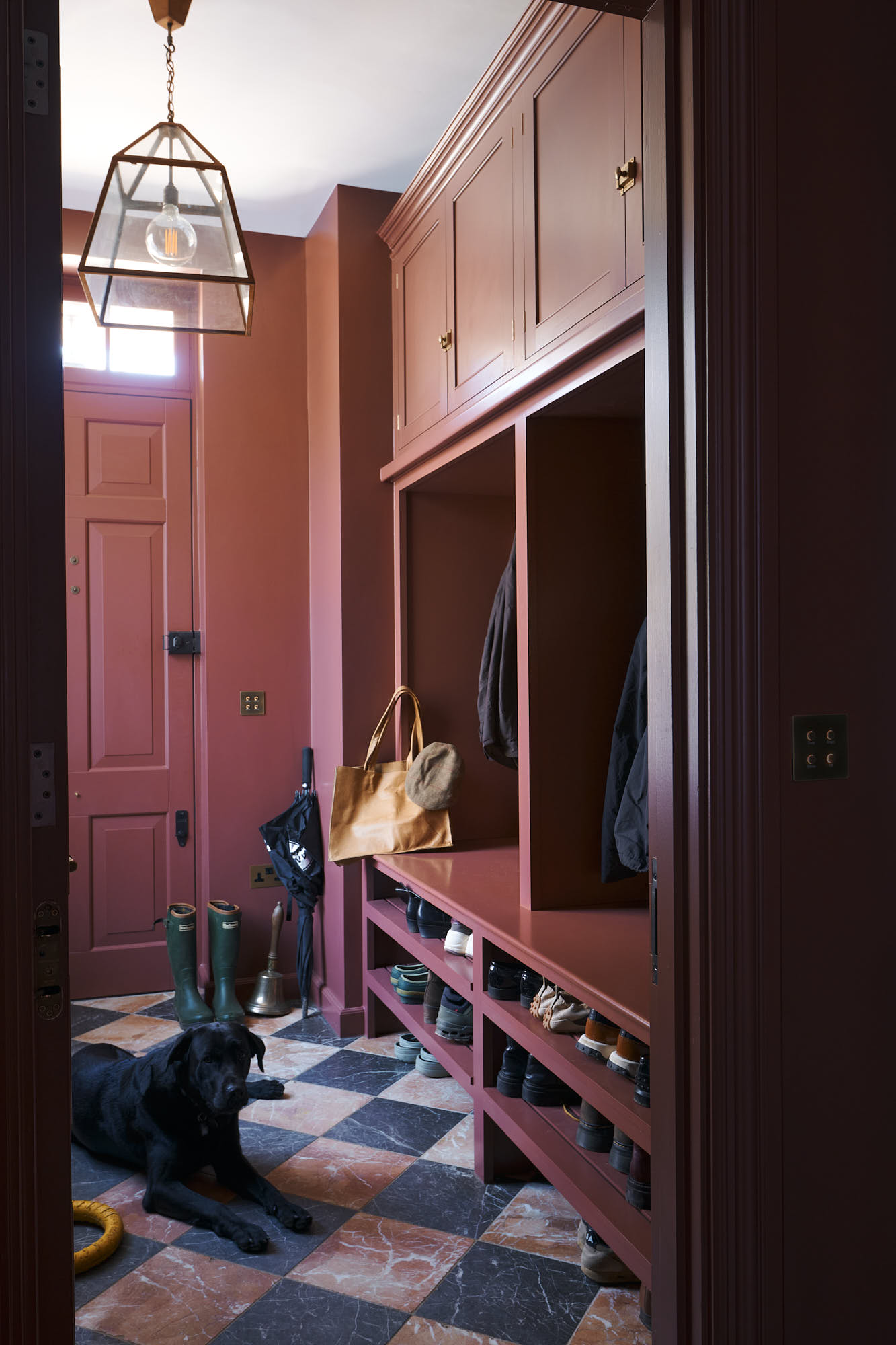 Fabulous kitchen from deVOL with black and white tiles in the mudroom. This one has us teeming with inspiration! 