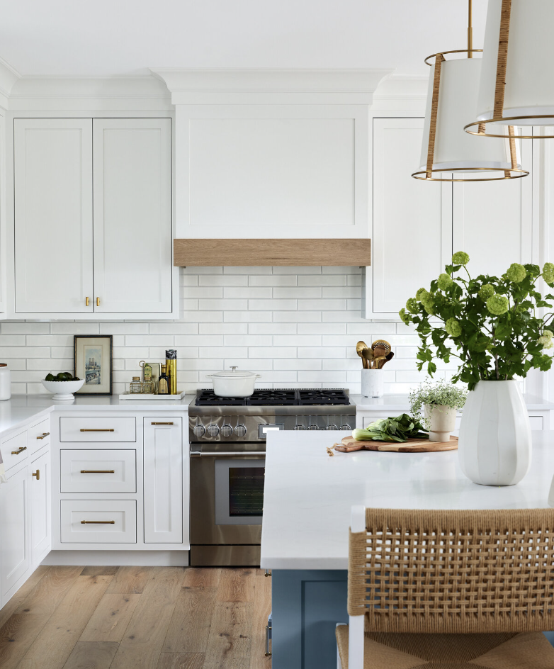 We hope your Wednesday is off to a terrific start. We are so excited to tour this beautiful home designed by Cory Connor Designs. From the stunning color palette to the well-placed accessories, ever element is thoughtfully designed for stylish family living. Laura Moss Photography