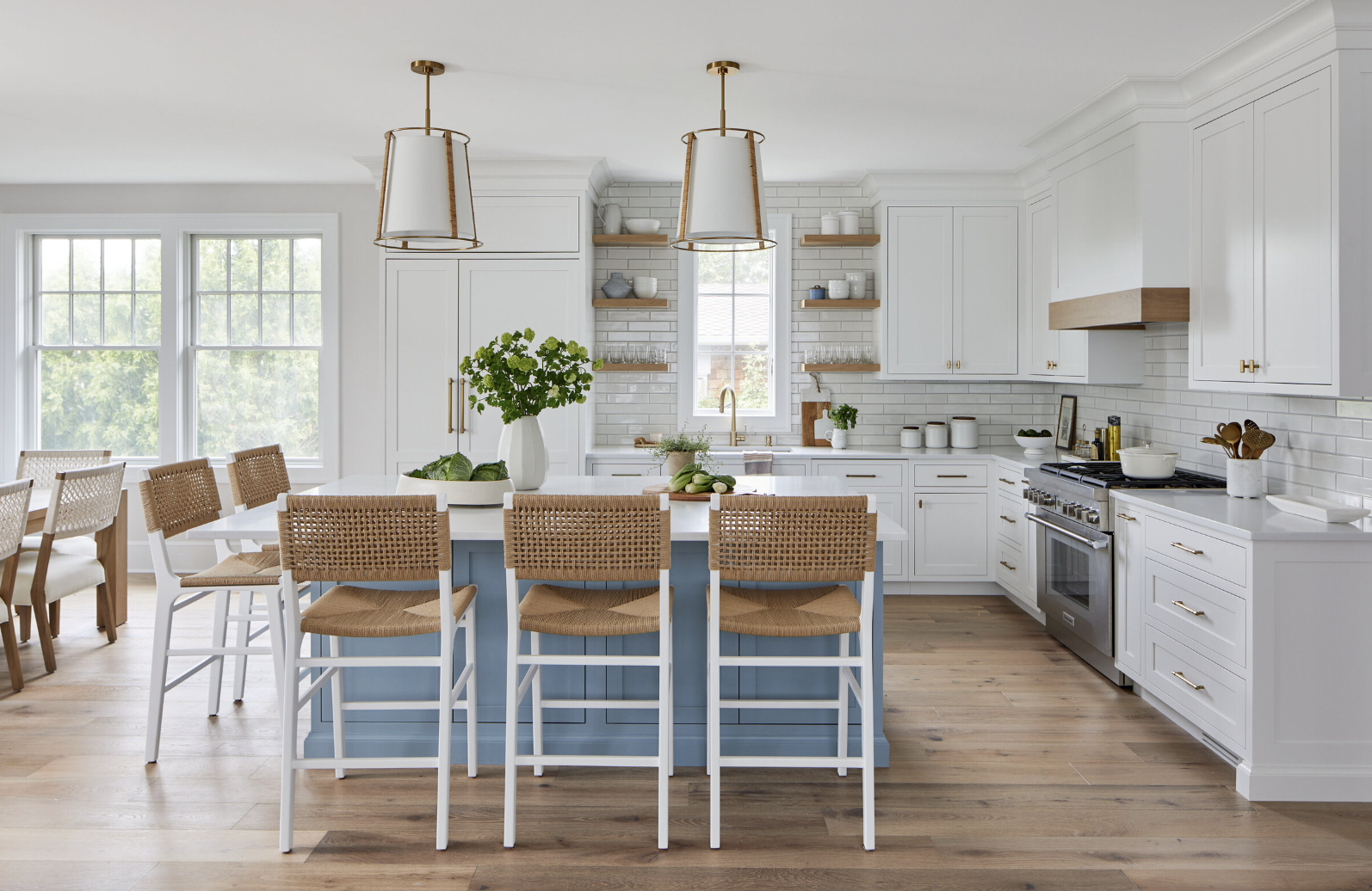 We hope your Wednesday is off to a terrific start. We are so excited to tour this beautiful home designed by Cory Connor Designs. From the stunning color palette to the well-placed accessories, every element is thoughtfully designed. Laura Moss Photography