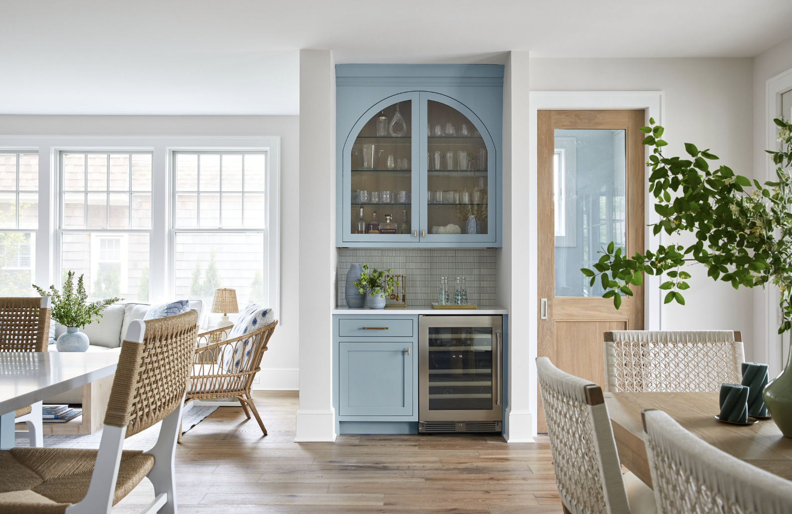 We hope your Wednesday is off to a terrific start. We are so excited to tour this beautiful home designed by Cory Connor Designs. From the stunning color palette to the well-placed accessories, every element is thoughtfully designed.. Laura Moss Photography