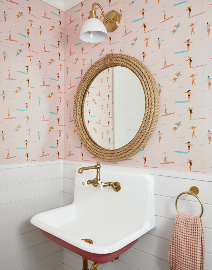 We hope your Wednesday is off to a terrific start. We are so excited to tour this beautiful home designed by Cory Connor Designs. From the stunning color palette to the well-placed accessories, ever element is thoughtfully designed for stylish family living. Laura Moss Photography