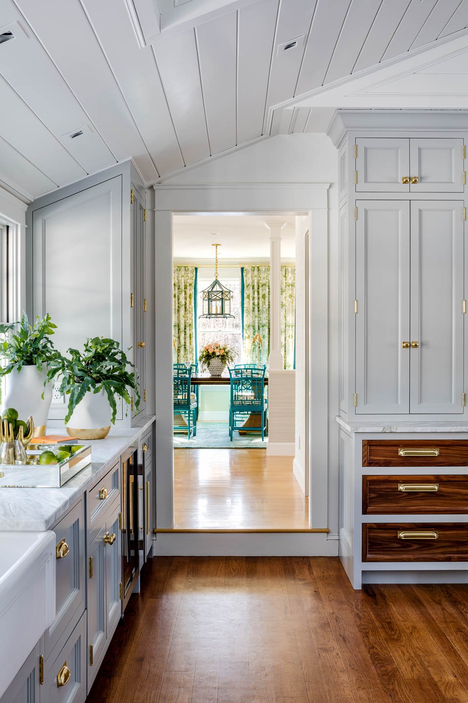 Refined yet laid-back, sophisticated yet welcoming, the coastal interior design ideas from Digs Design Company will make your home feel like a getaway. Located on Matunuck Beach, this oasis is the perfect inspiration to start our week!  Photography Greg Premru @gregpremru Stylist @karinlidbeck Arner Architecture  @arner_architect Builder Neill Brothers @neillbros