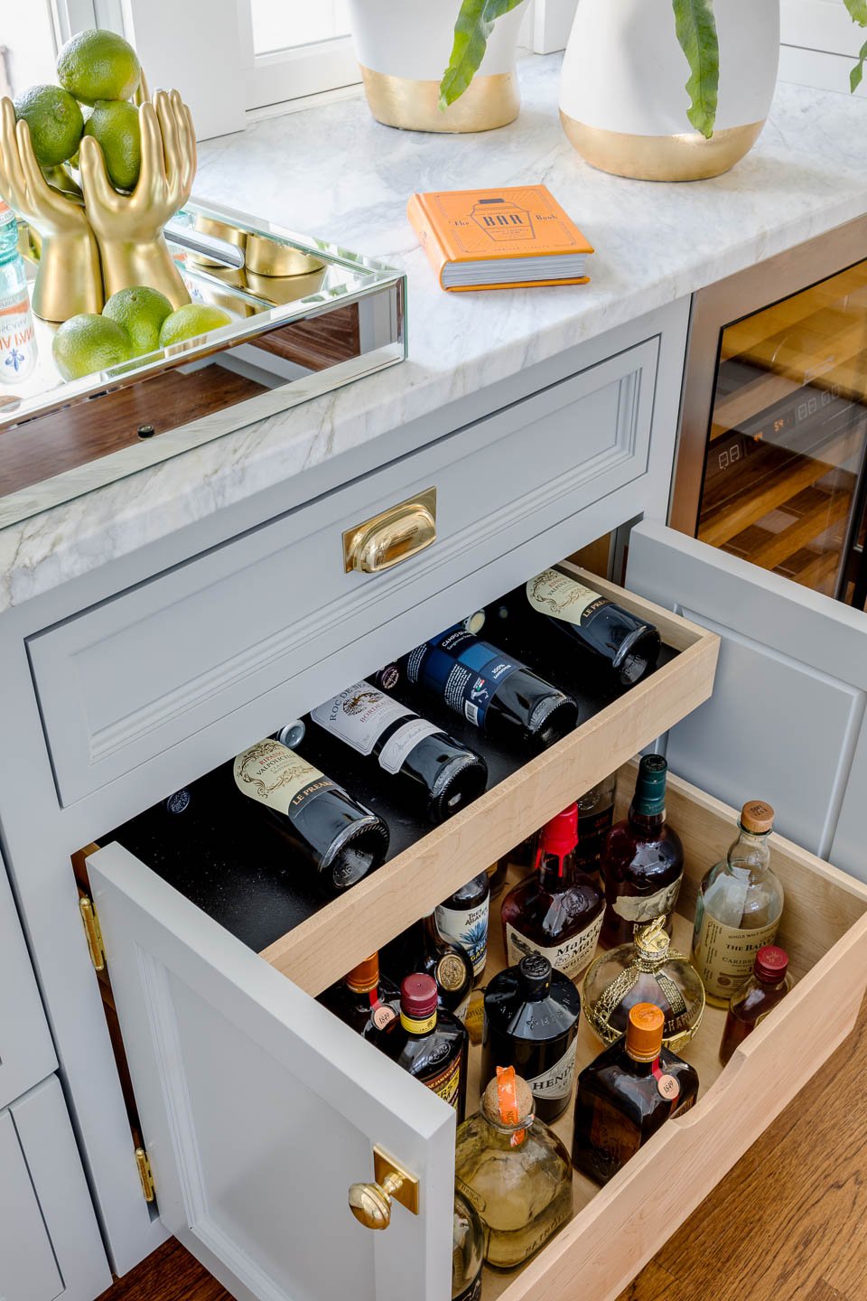 Refined yet laid-back, sophisticated yet welcoming, spaces from Digs Design Company will make your place feel like a beachy getaway. Located on Matunuck Beach, this oasis is the perfect inspiration to start our week!  Photography Greg Premru @gregpremru Stylist @karinlidbeck Arner Architecture  @arner_architect Builder Neill Brothers @neillbros