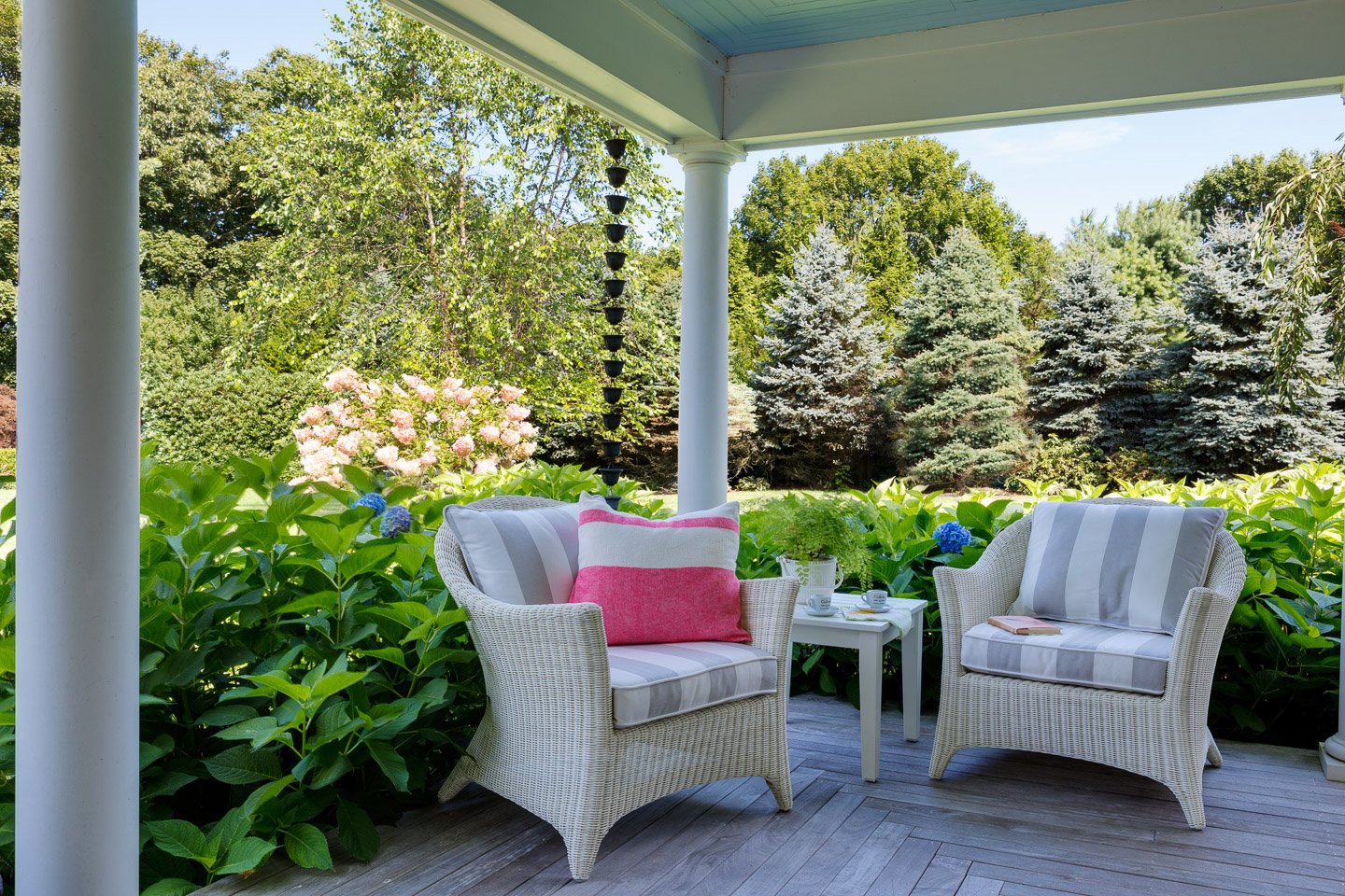Refined yet laid-back, sophisticated yet welcoming, spaces from Digs Design Company will make your place feel like a getaway. Located on Matunuck Beach, this oasis is the perfect inspiration to start our week!  Photography Greg Premru @gregpremru Stylist @karinlidbeck Arner Architecture  @arner_architect Builder Neill Brothers @neillbros
