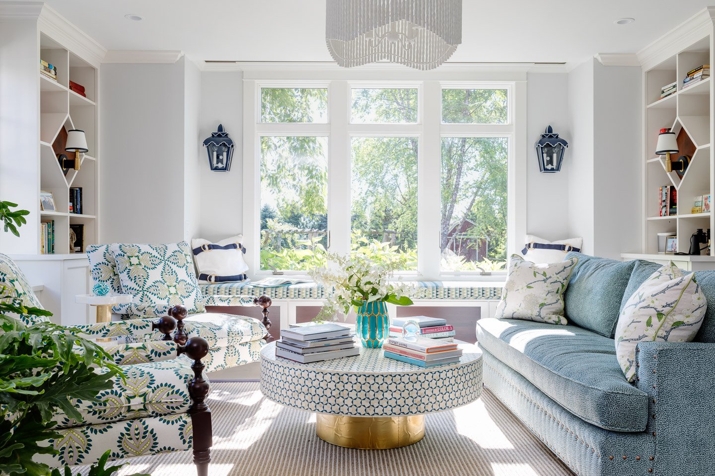 Refined yet laid-back, sophisticated yet welcoming, the coastal interior design ideas from Digs Design Company will make your home feel like a getaway. Located on Matunuck Beach, this oasis is the perfect inspiration to start our week!  Photography Greg Premru @gregpremru Stylist @karinlidbeck Arner Architecture  @arner_architect Builder Neill Brothers @neillbros