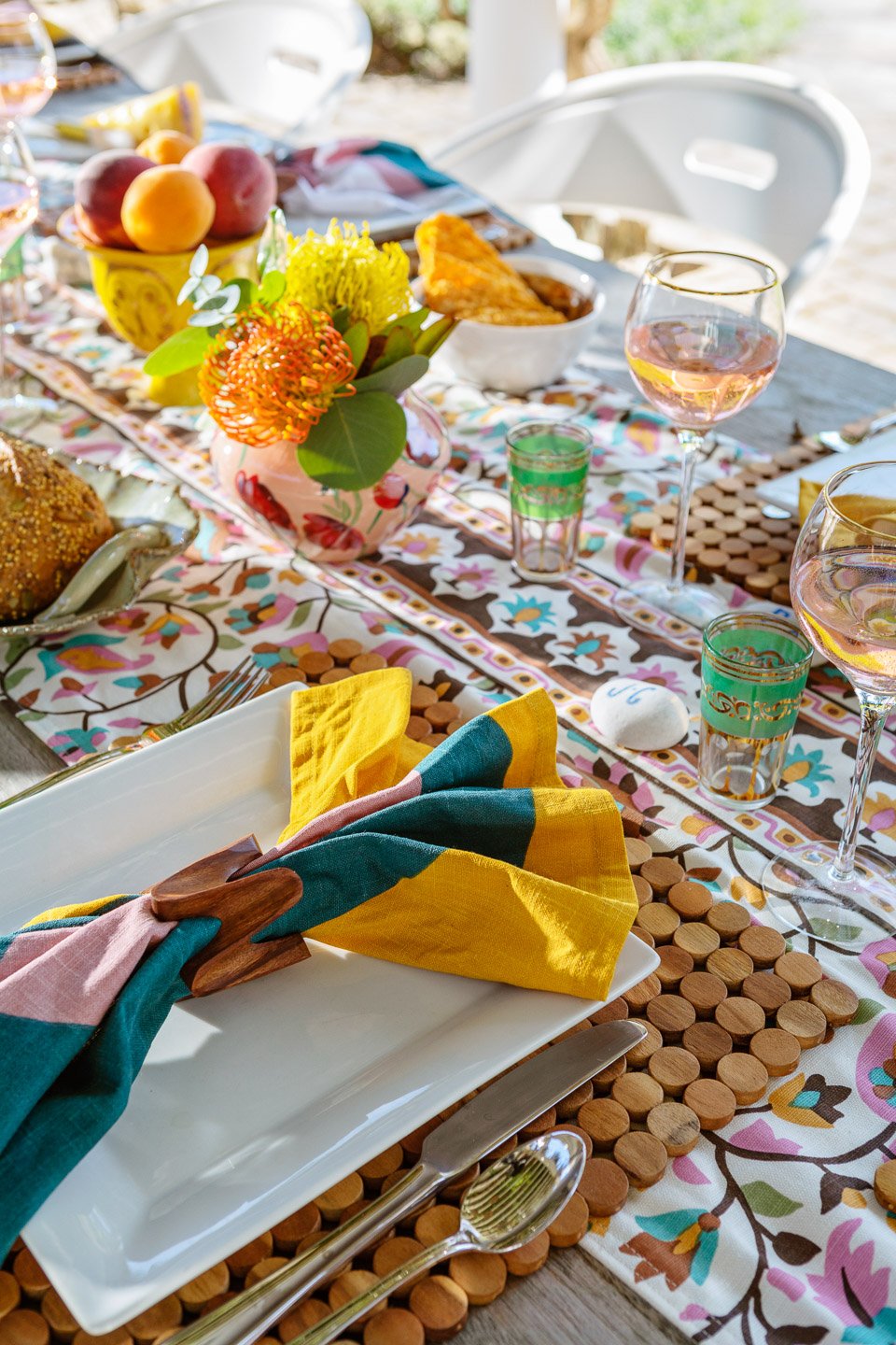 Refined yet laid-back, sophisticated yet welcoming, spaces from Digs Design Company will make your place feel like a beachy getaway. Located on Matunuck Beach, this oasis is the perfect inspiration to start our week!  Photography Greg Premru @gregpremru Stylist @karinlidbeck Arner Architecture  @arner_architect Builder Neill Brothers @neillbros