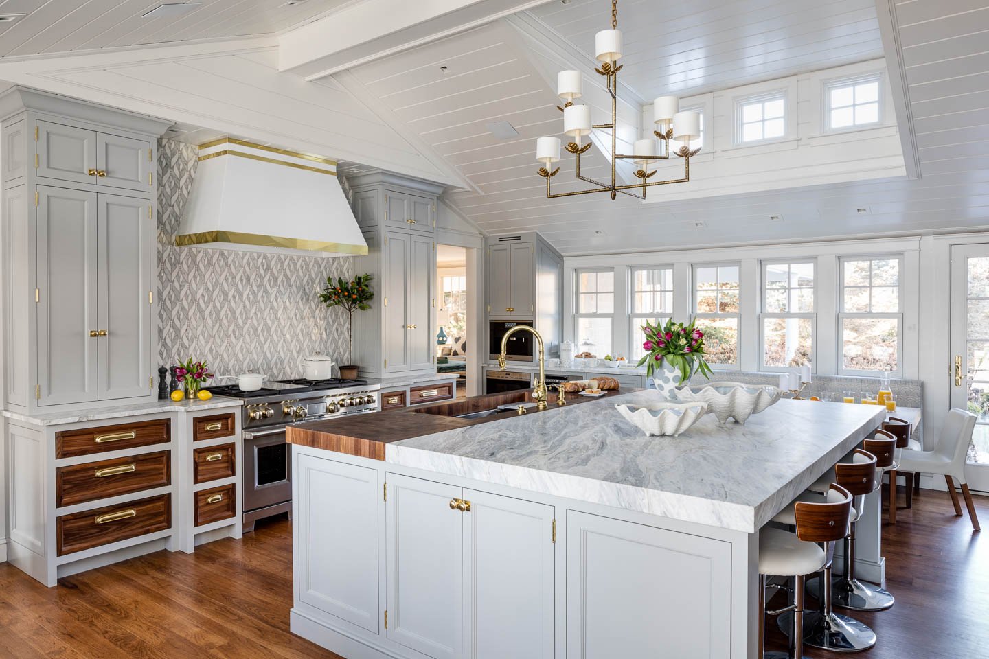 Refined yet laid-back, sophisticated yet welcoming, the coastal interior design ideas from Digs Design Company will make your home feel like a getaway. Located on Matunuck Beach, this oasis is the perfect inspiration to start our week!  Photography Greg Premru @gregpremru Stylist @karinlidbeck Arner Architecture  @arner_architect Builder Neill Brothers @neillbros