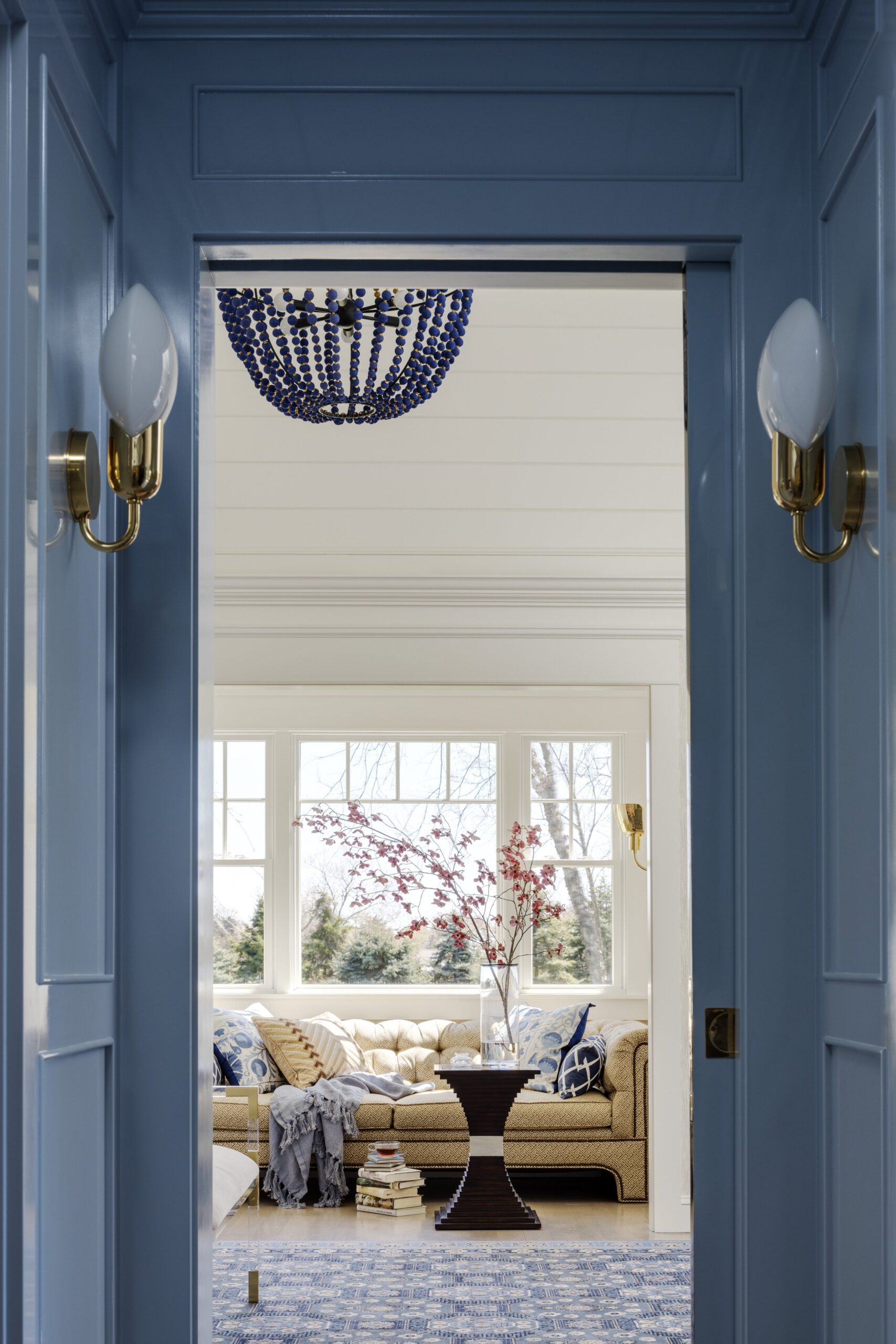 Refined yet laid-back, sophisticated yet welcoming, the coastal home from Digs Design Company will make your home feel like a getaway. Located on Matunuck Beach, this oasis is the perfect inspiration to start our week!  Photography Greg Premru @gregpremru Stylist @karinlidbeck Arner Architecture  @arner_architect Builder Neill Brothers @neillbros