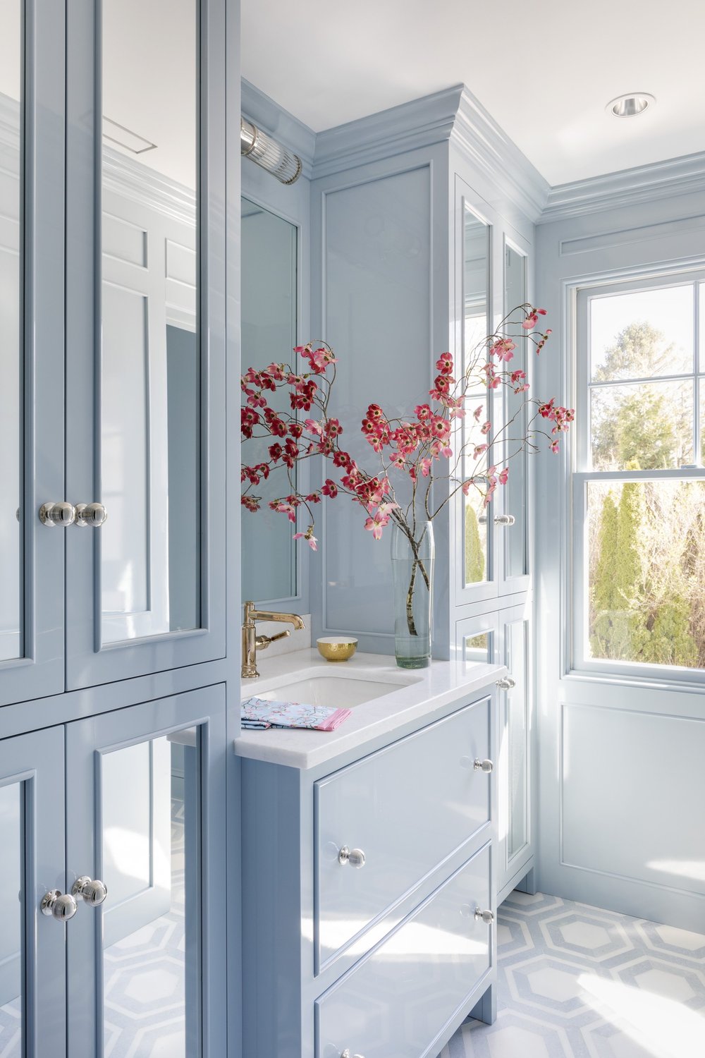 Refined yet laid-back, sophisticated yet welcoming, the coastal home from Digs Design Company will make your home feel like a getaway. Located on Matunuck Beach, this oasis is the perfect inspiration to start our week!  Photography Greg Premru @gregpremru Stylist @karinlidbeck Arner Architecture  @arner_architect Builder Neill Brothers @neillbros