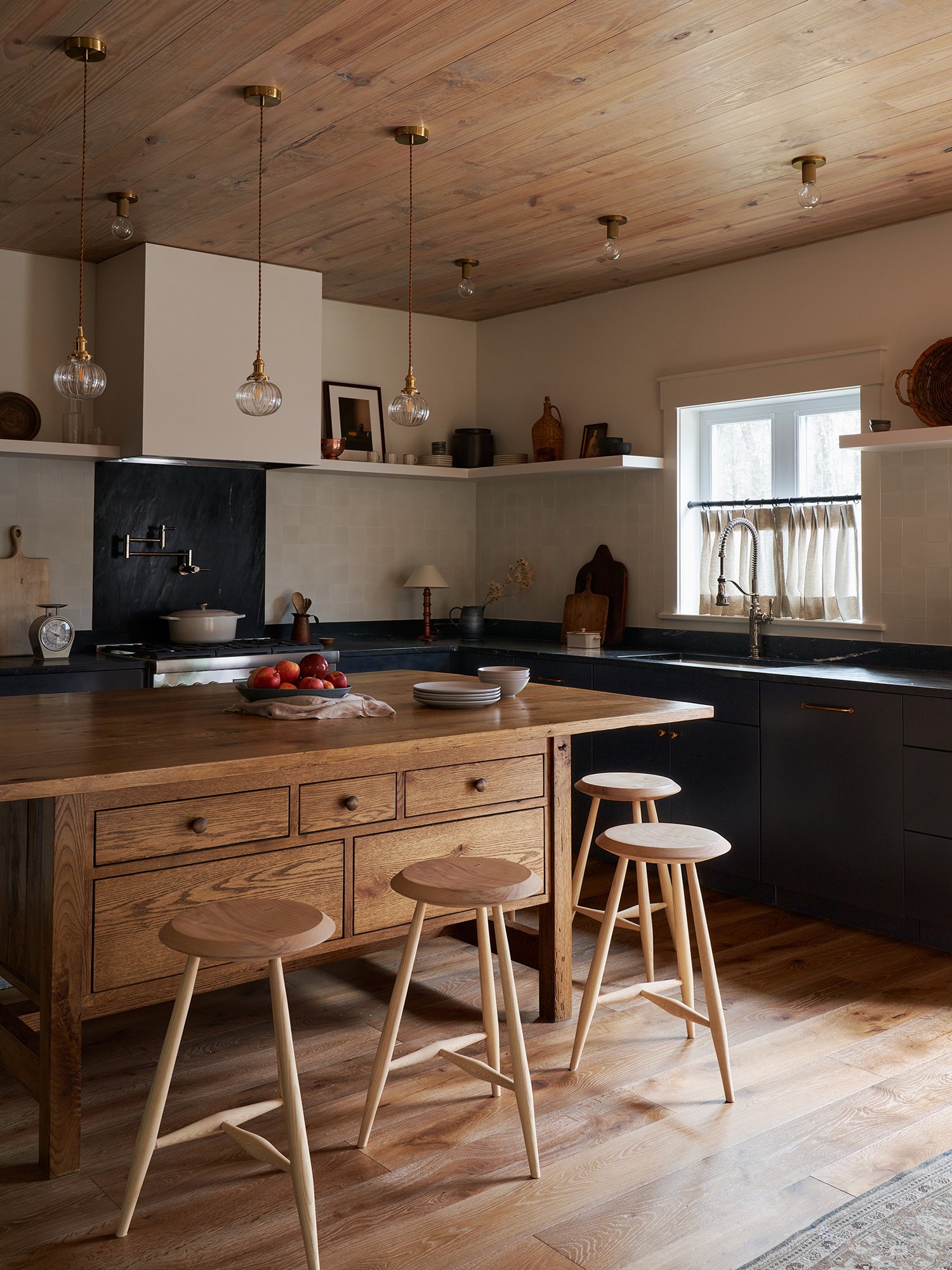  Known for her livable yet elegant aesthetic,  Maureen of Ursino Interiors  seamlessly marries the best of both contemporary and traditional design elements. Every corner of this perfectly styled home in the Catskills has been thoughtfully designed to maximize the breathtaking natural surroundings. With the large windows that let in plenty of natural light, this home combines beauty and comfort. Photography by Fyodor Shiryaev | Styling by Louisa Fulkerson