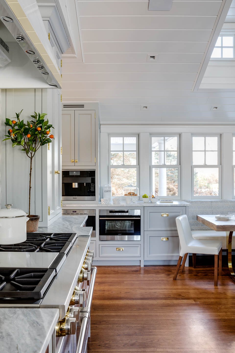 Refined yet laid-back, sophisticated yet welcoming, the coastal interior design ideas from Digs Design Company will make your home feel like a getaway. Located on Matunuck Beach, this oasis is the perfect inspiration to start our week!  Photography Greg Premru @gregpremru Stylist @karinlidbeck Arner Architecture  @arner_architect Builder Neill Brothers @neillbros