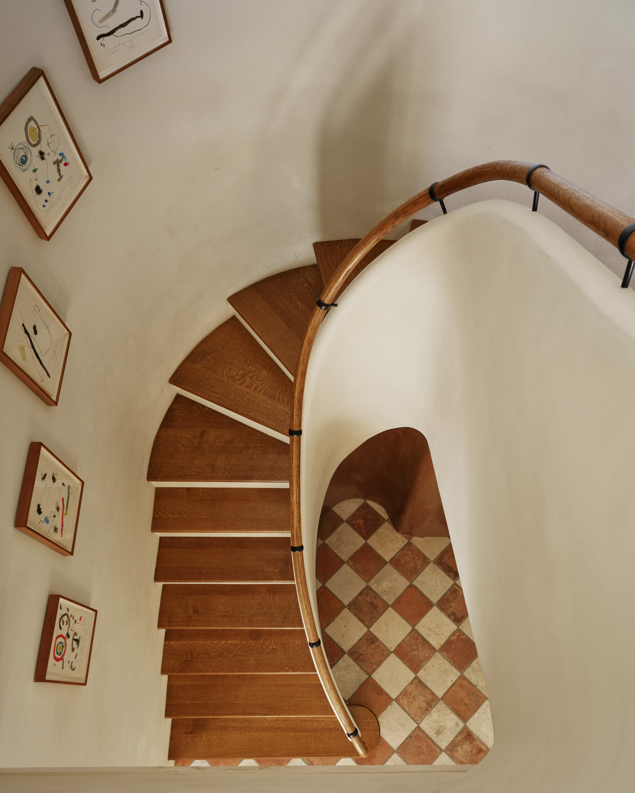 When it comes to inspired architecture, Curtis and Windham  is in a class all their own. This curved staircase with the checkerboard floor show traditional interior design ideas at its best