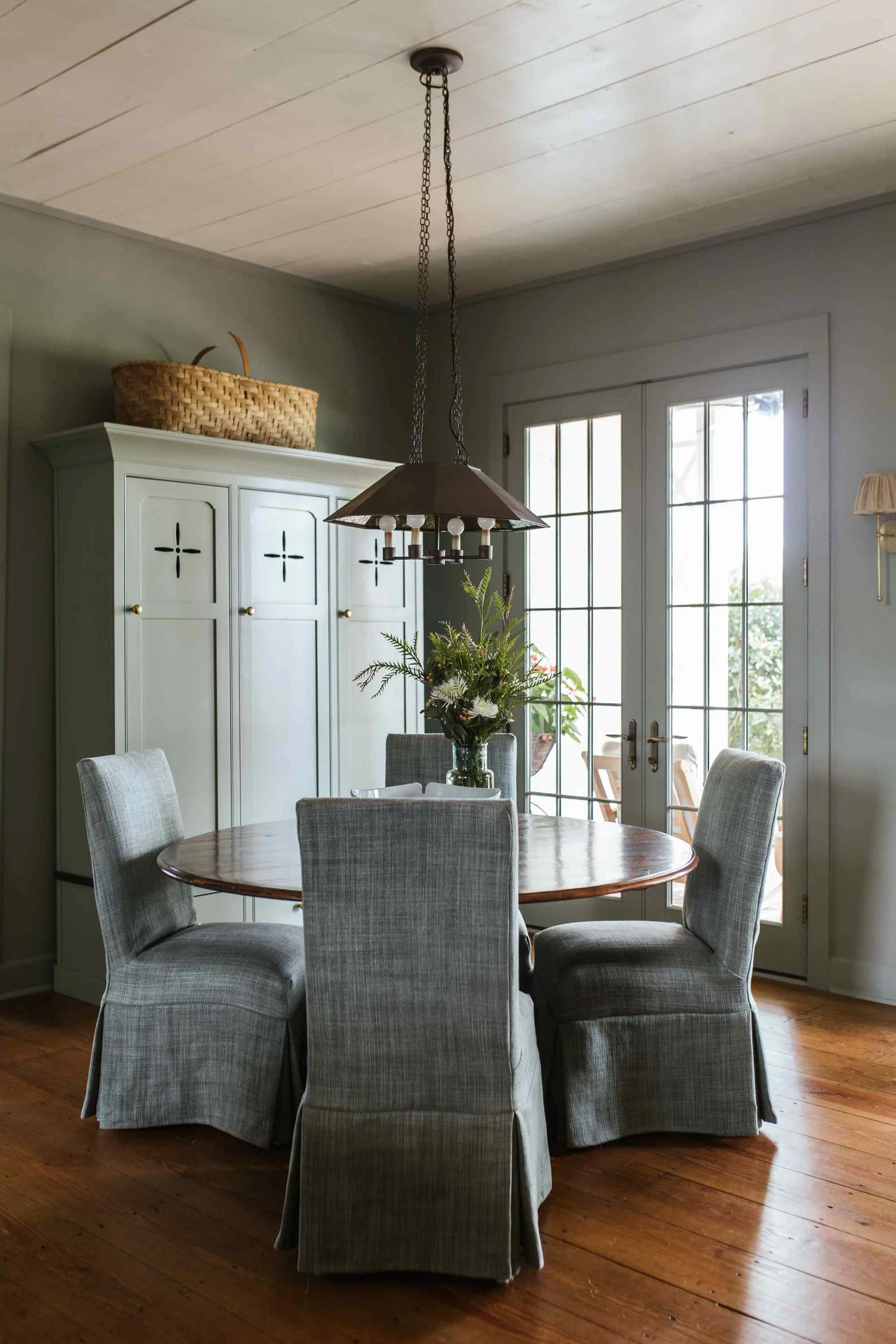 Perfectly proportioned, wholly welcoming and full of Southern charm, this beautiful farmhouse designed by The Misfit House and photographed by the amazing Kristin Karch Photography  is totally making our day.  Take a peek, and we think you’ll understand why! Dining room with round table