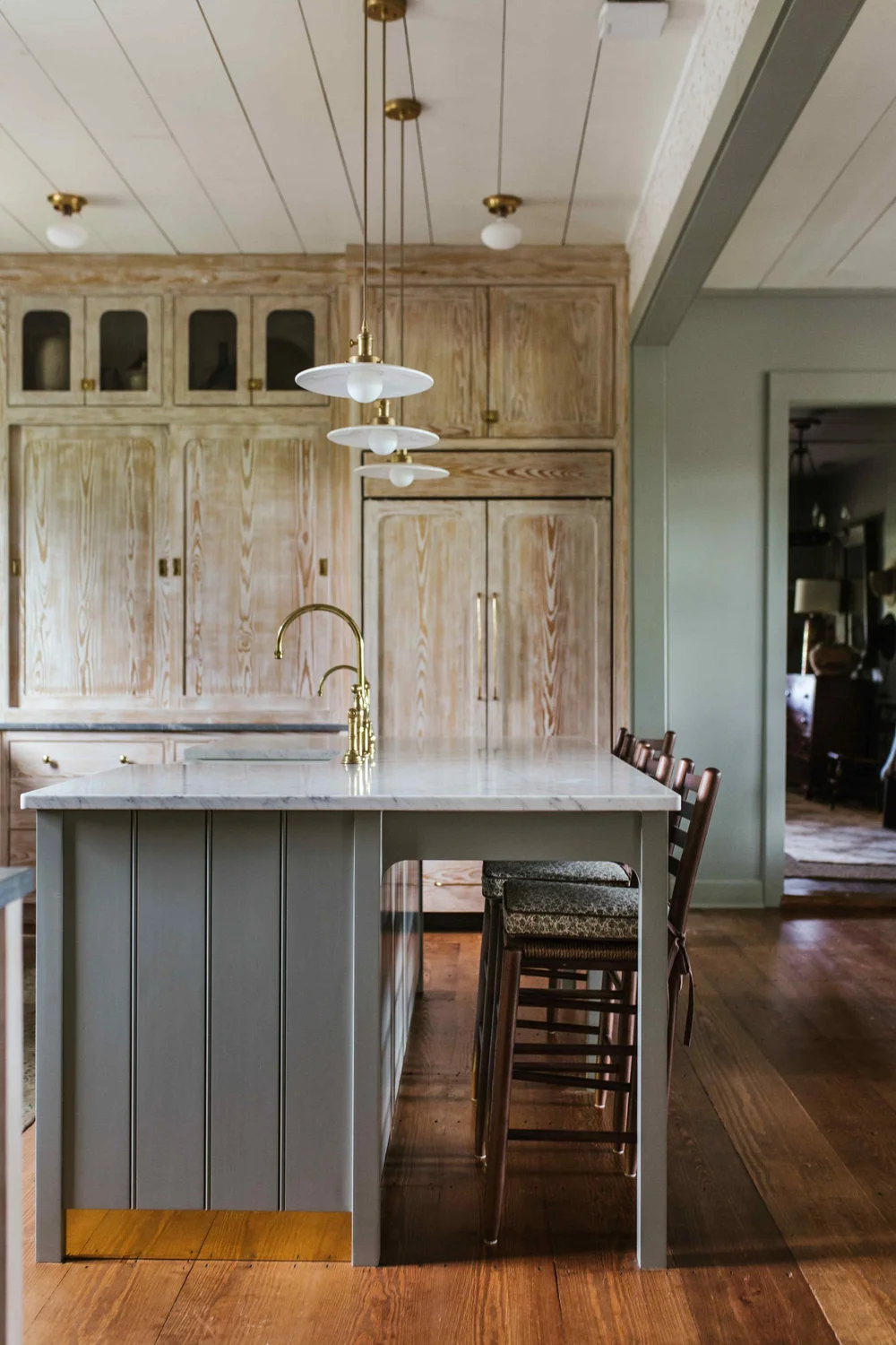 Perfectly proportioned, wholly welcoming and full of Southern charm, this farmhouse designed by The Misfit House and photographed by the amazing Kristin Karch Photography  is totally making our day.  Take a peek, and we think you’ll understand why! Love the four chair seating area in the living room with the shiplap ceiling - kitchen with bionde wood cabinets and brass hardware