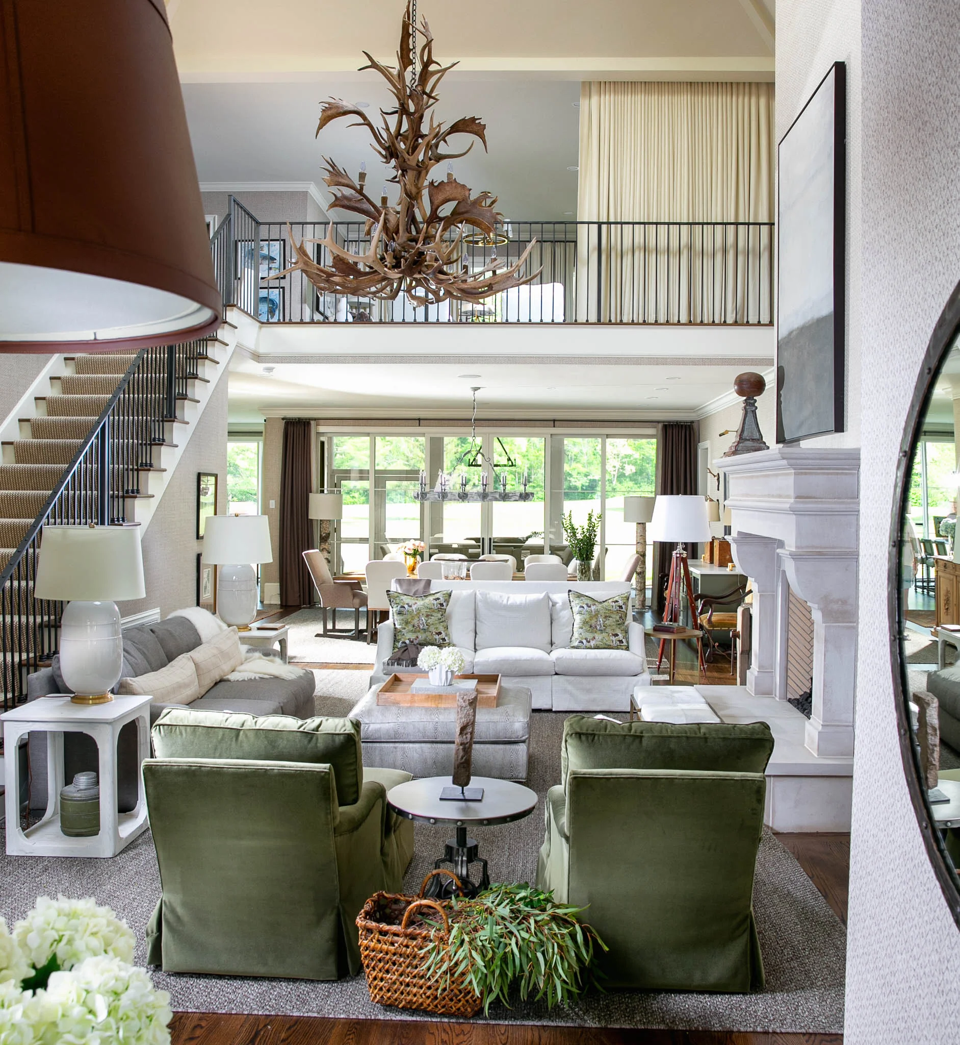 Marty Paoletta PhotographyGood morning, chic readers! We hope your Thursday is off to a great start and that you are poised and ready for the weekend. We are so excited to share a few of our all-time favorite beautiful living rooms–and a few of the features that we think a great living room has.  Has anyone ever created inviting living rooms like Nancy Meyers?!  So take a few minutes, refill your coffee, and reset your mind with these stunning rooms that can’t help but inspire you to a more productive (and comfortable!) day. 