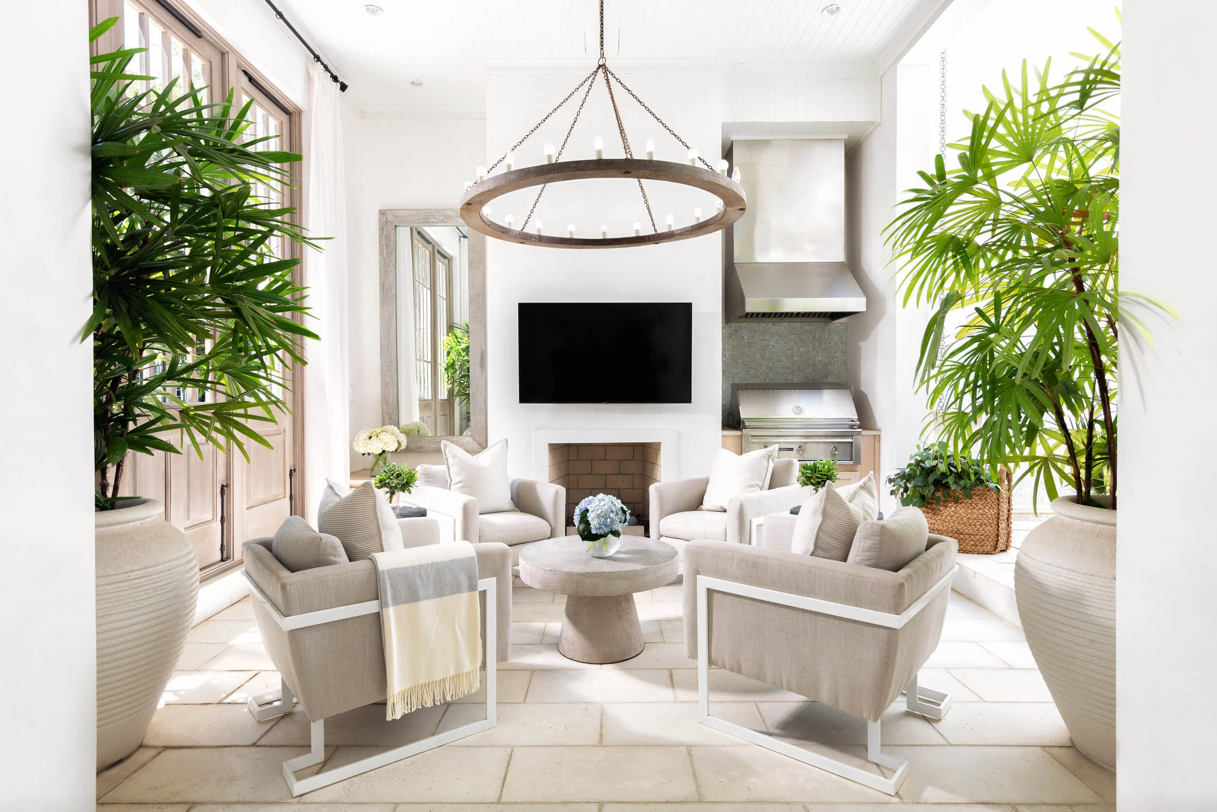 Marty Paoletta PhotographyGood morning, chic readers! We hope your Thursday is off to a great start and that you are poised and ready for the weekend. We are so excited to share a few of our all-time favorite beautiful living rooms–and a few of the features that we think a great living room has.  Has anyone ever created living rooms like Nancy Meyers?!  So take a few minutes, refill your coffee, and reset your mind with these stunning rooms that can’t help but inspire you to a more productive (and comfortable!) day. 