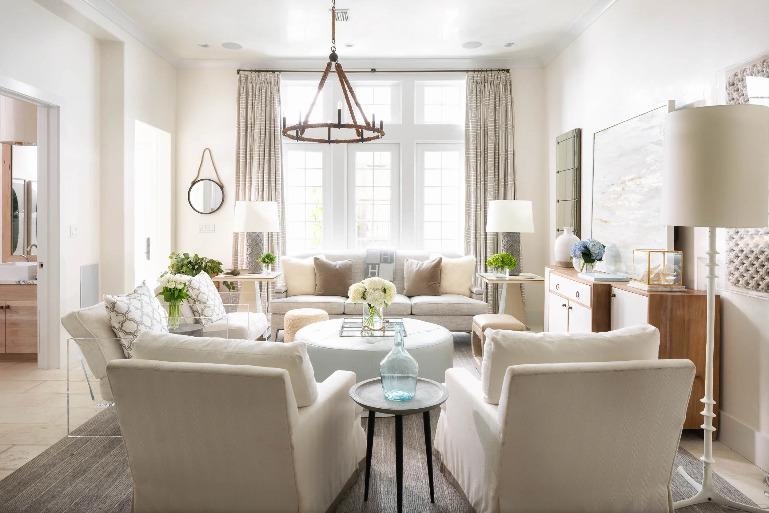 Marty Paoletta PhotographyGood morning, chic readers! We hope your Thursday is off to a great start and that you are poised and ready for the weekend. We are so excited to share a few of our all-time favorite beautiful living rooms–and a few of the features that we think a great living room has.  Has anyone ever created inviting living rooms like Nancy Meyers?!  So take a few minutes, refill your coffee, and reset your mind with these stunning rooms that can’t help but inspire you to a more productive (and comfortable!) day. 