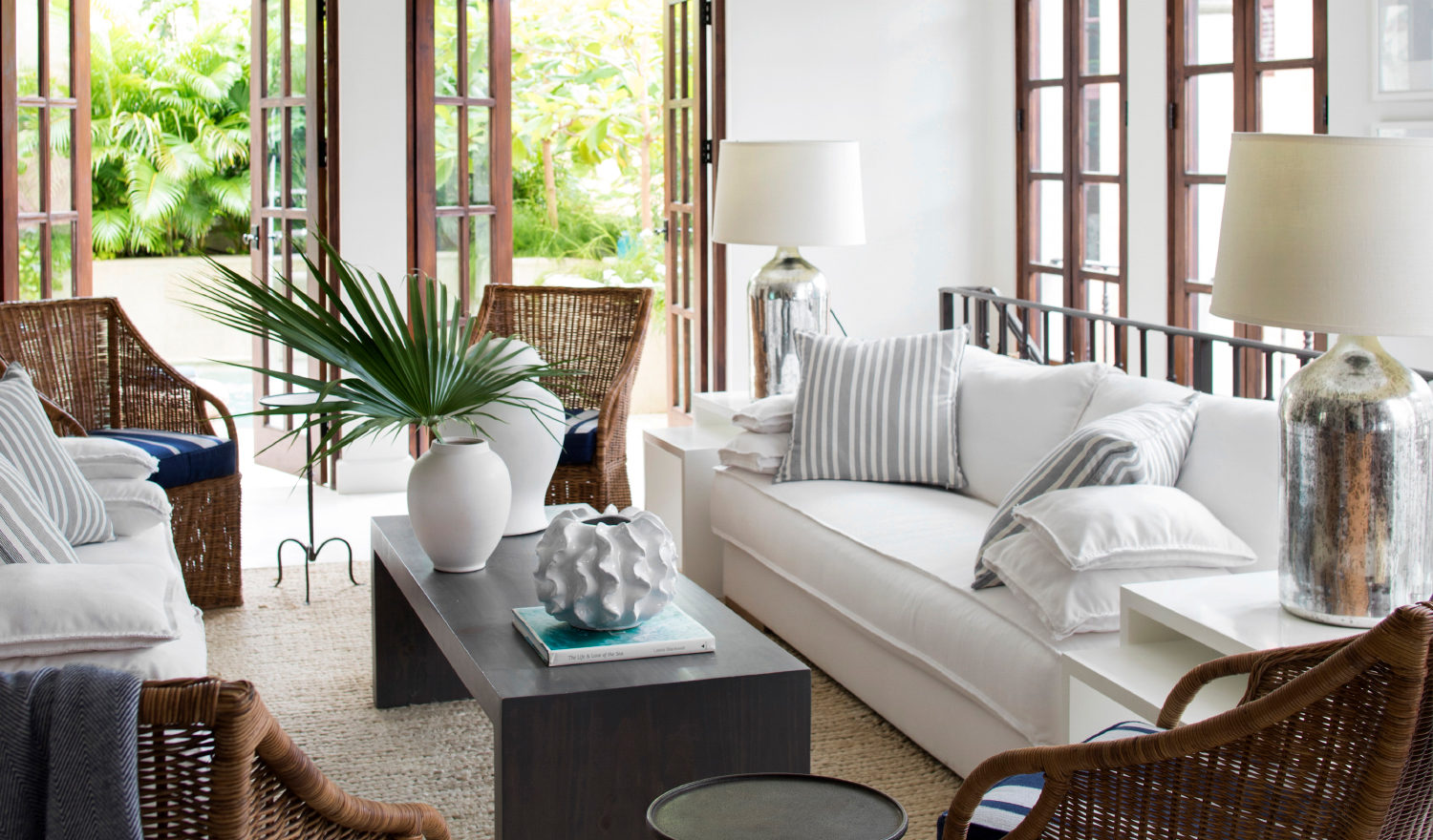Beach house Beth Webb Interiors - coffee table decor