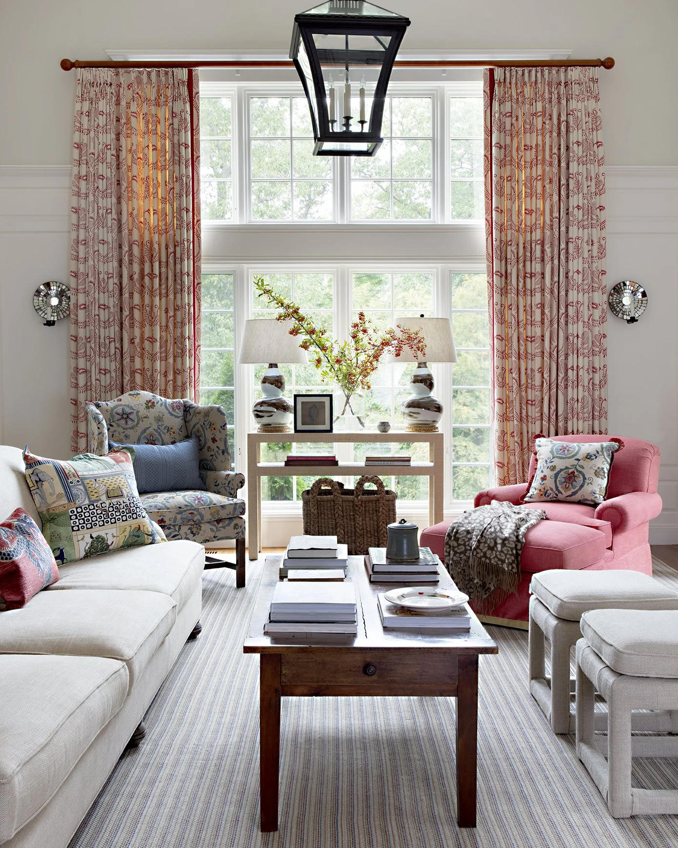 Sarah Winchester PhotographyGood morning, chic readers! We hope your Monday is off to a great start and that you are poised and ready for the weekend. We are so excited to share a few beautiful living rooms from the talented Honey Collins of Honey Collins Interiors. So take a few minutes, refill your coffee, and reset your mind with these stunning rooms that can't help but inspire you to a more productive (and comfortable!) day. 
