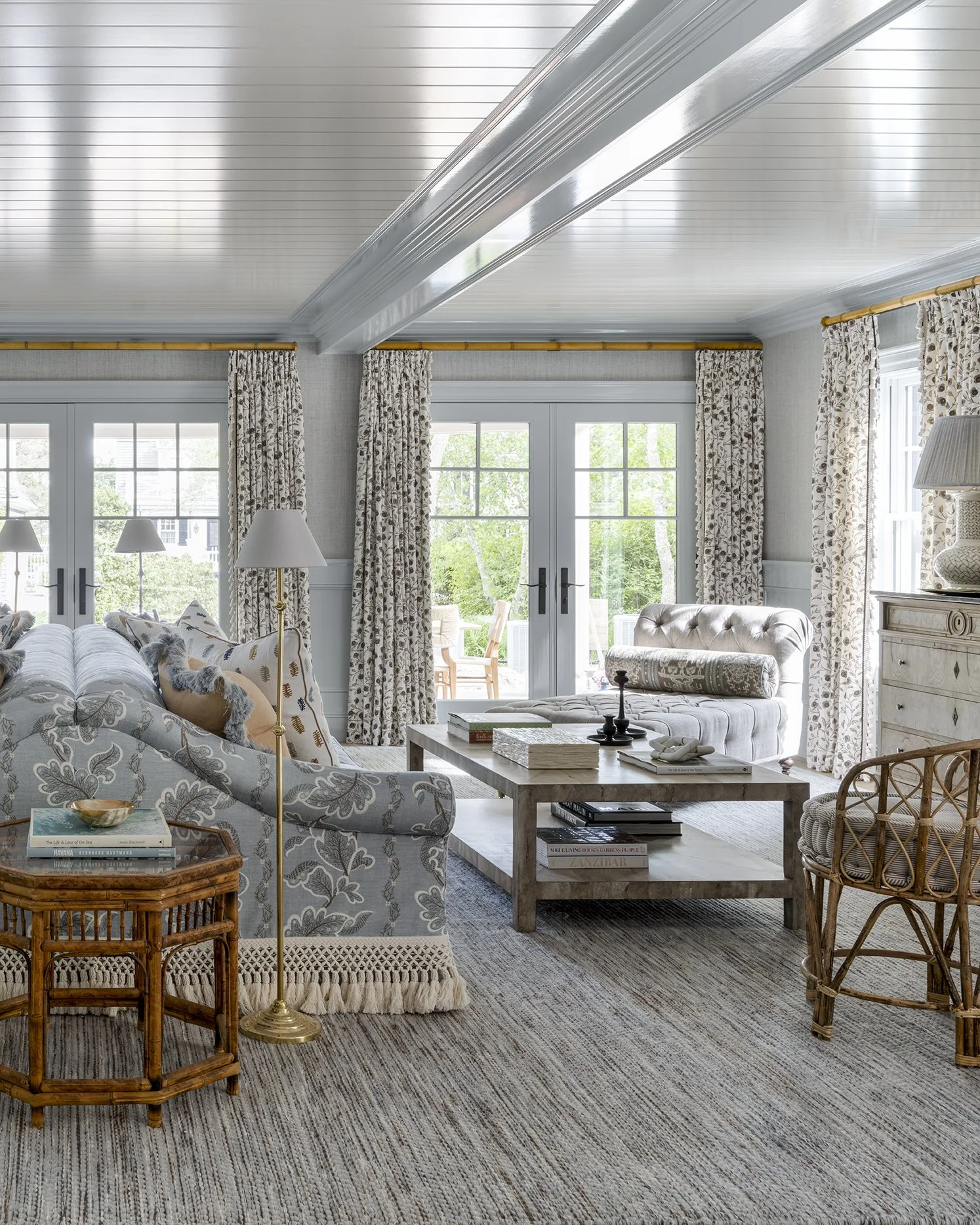 Sarah Winchester PhotographyGood morning, chic readers! We hope your Monday is off to a great start and that you are poised and ready for the weekend. We are so excited to share a few beautiful living rooms from the talented Honey Collins of Honey Collins Interiors. So take a few minutes, refill your coffee, and reset your mind with these stunning rooms that can't help but inspire you to a more productive (and comfortable!) day. 