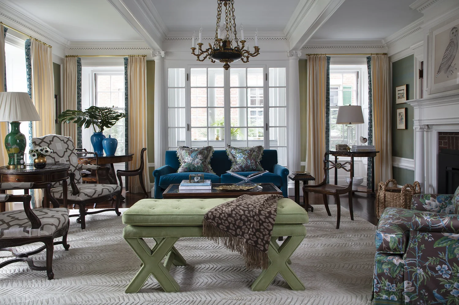 Sarah Winchester PhotographyGood morning, chic readers! We hope your Monday is off to a great start and that you are poised and ready for the weekend. We are so excited to share a few rooms from the talented Honey Collins of Honey Collins Interiors. So take a few minutes, refill your coffee, and reset your mind with these stunning rooms that can't help but inspire you to a more productive (and comfortable!) day. 