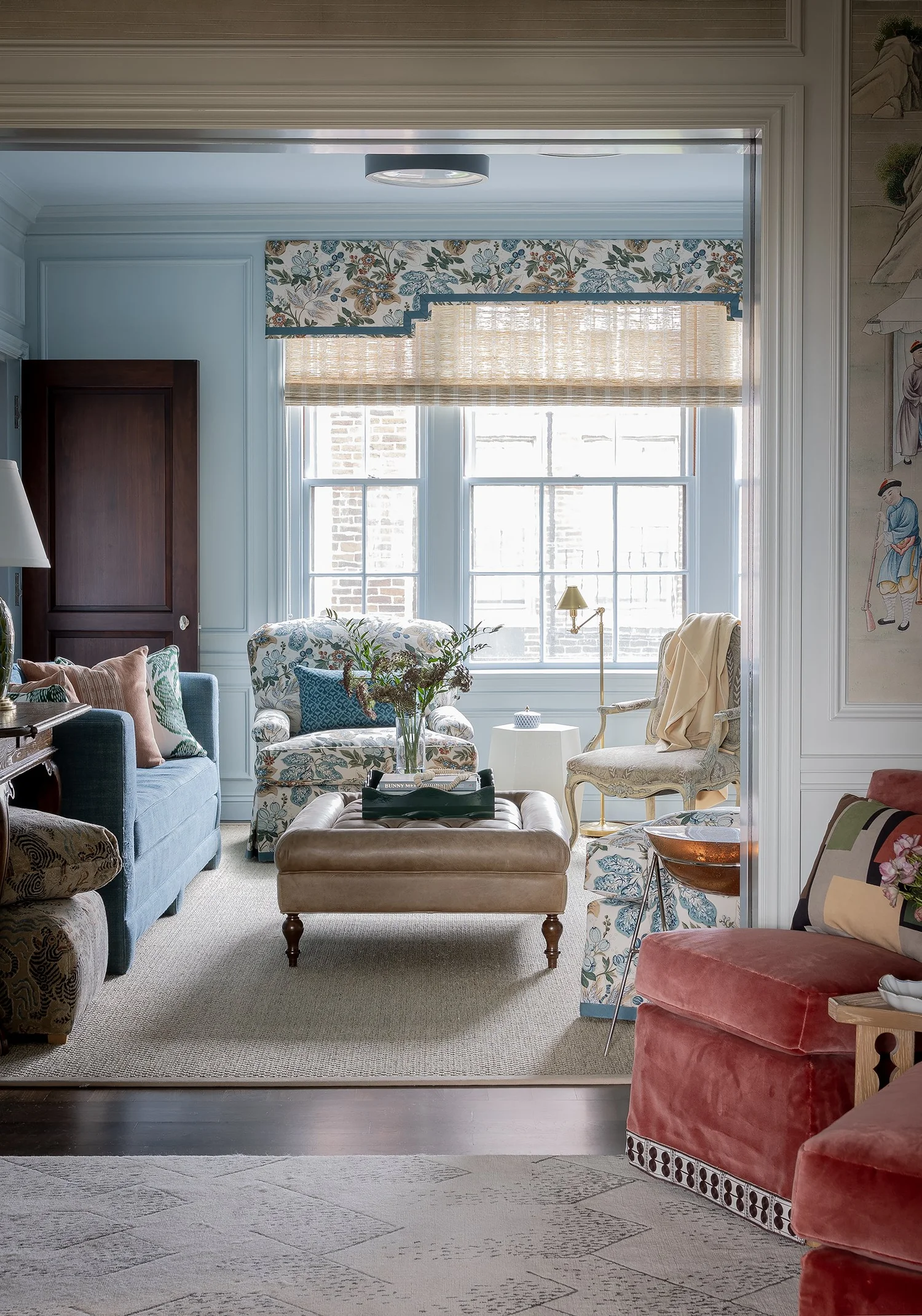 Michael J. Lee PhotographyGood morning, chic readers! We hope your Monday is off to a great start and that you are poised and ready for the weekend. We are so excited to share a few beautiful living rooms from the talented Honey Collins of Honey Collins Interiors. So take a few minutes, refill your coffee, and reset your mind with these stunning rooms that can't help but inspire you to a more productive (and comfortable!) day. 