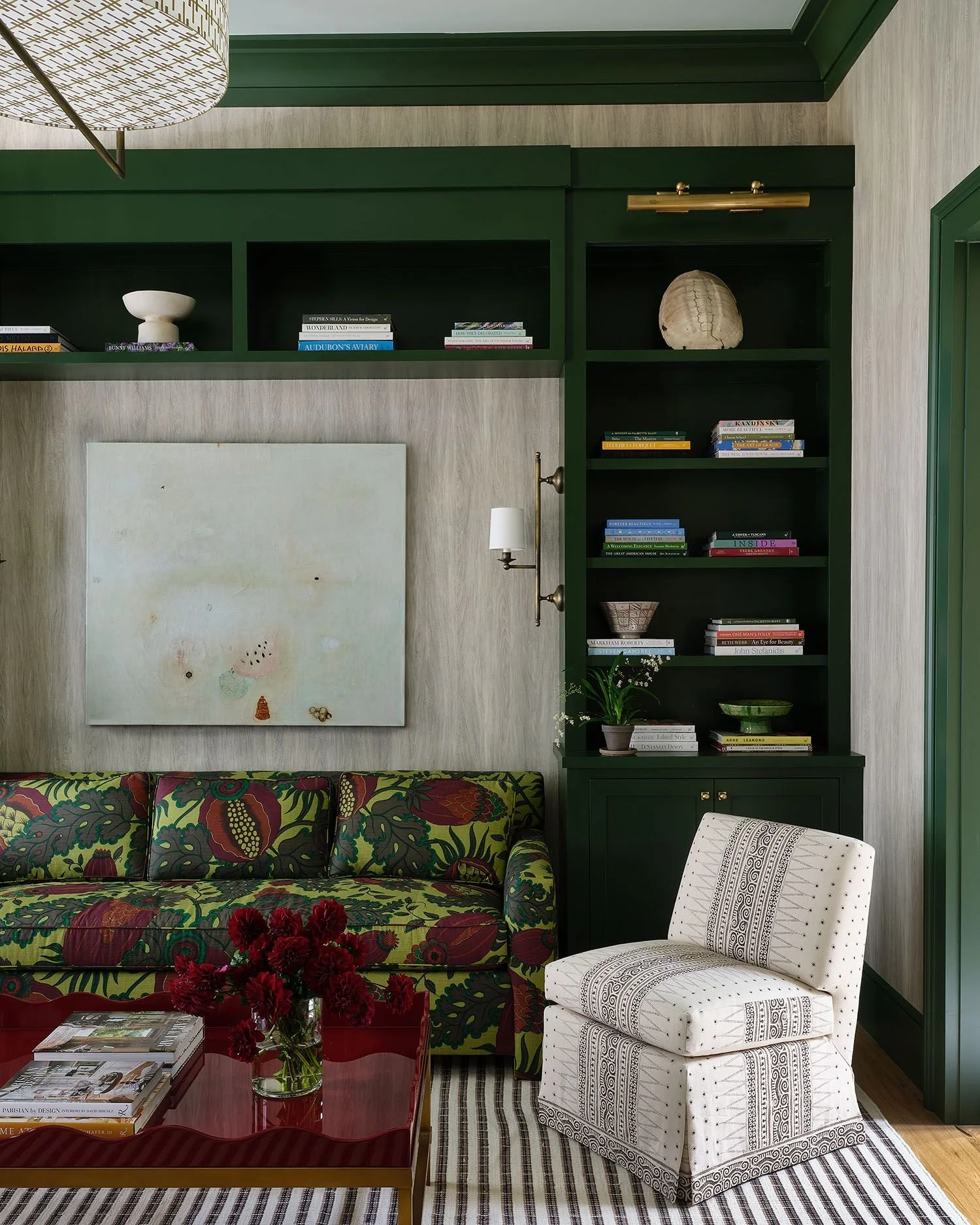 Alison Gootee PhotographyGood morning, chic readers! We hope your Monday is off to a great start and that you are poised and ready for the weekend. We are so excited to share a few  rooms from the talented Honey Collins of Honey Collins Interiors. So take a few minutes, refill your coffee, and reset your mind with these stunning rooms that can't help but inspire you to a more productive (and comfortable!) day. 
