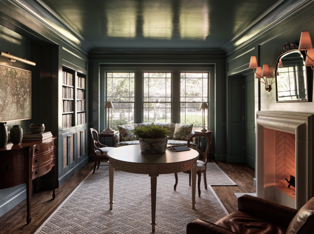  Creating a warm and inviting home doesn’t have to be difficult or costly. With a few simple changes, you can transform any space into a retreat that welcomes you and your guests. Take a look at 6 cozy home decor tips to achieve just that with stunning designs by Sabbe Interiors so beautifully photographed by Joseph G Bradshaw Photography