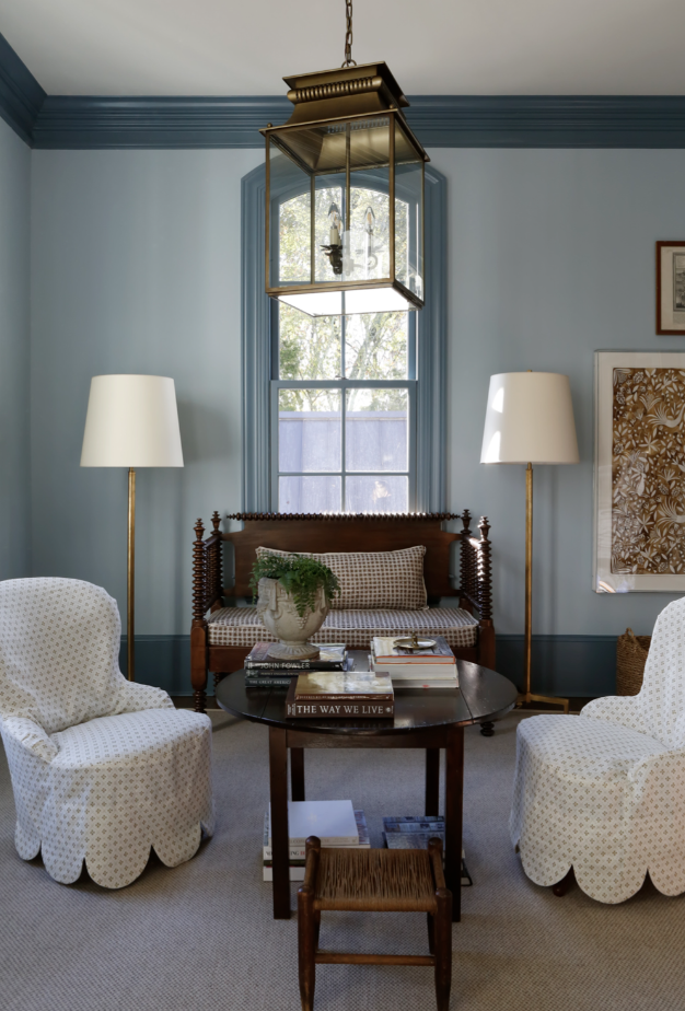 Creating a warm and inviting home doesn’t have to be difficult or costly. With a few simple changes, you can transform any space into a retreat that welcomes you and your guests. Take a look at 6 easy ways to achieve just that with stunning designs by Sabbe Interiors so beautifully photographed by Joseph G Bradshaw Photography